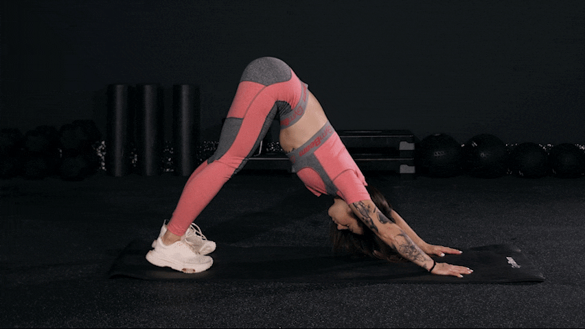 Wie führt man den herabschauenden Hund aus, um Rückenschmerzen zu lindern?