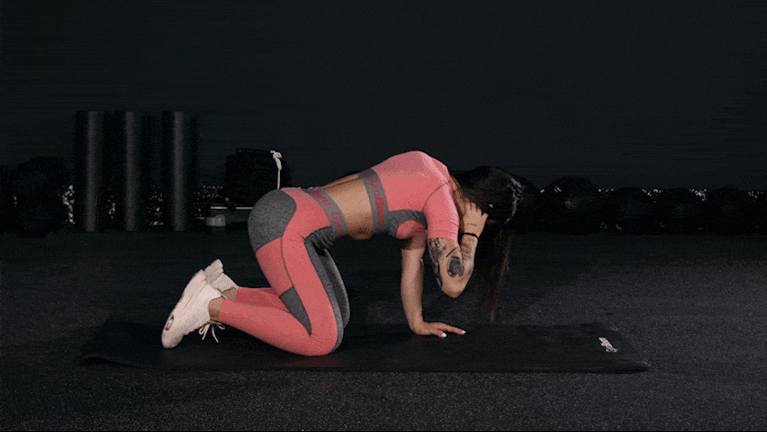 Wie führt man eine kniende Drehung der Brustwirbelsäule durch, um Rückenschmerzen zu lindern?