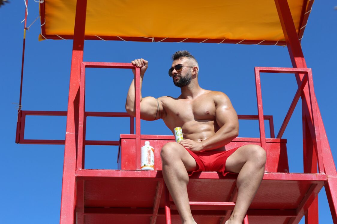 Isotonische Getränke können Elektrolyte wieder auffüllen und für eine optimale Flüssigkeitsaufnahme sorgen und gleichzeitig Energie liefern.