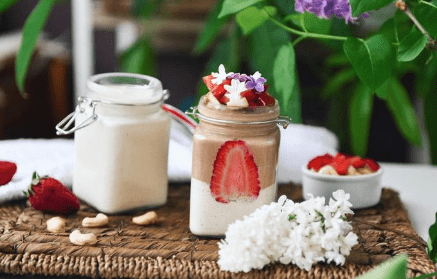 Fitness-Rezept: Veganer Becher mit selbstgemachtem Cashew-Joghurt