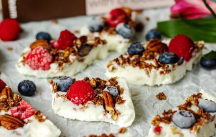 Fitness-Rezept: Gefrorener Joghurt mit Früchten, Schoko-Granola und Schalenfrüchten