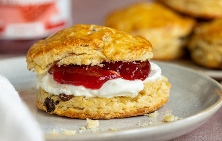 Fitness-Rezept: Scones mit Quark und Erdbeerfüllung