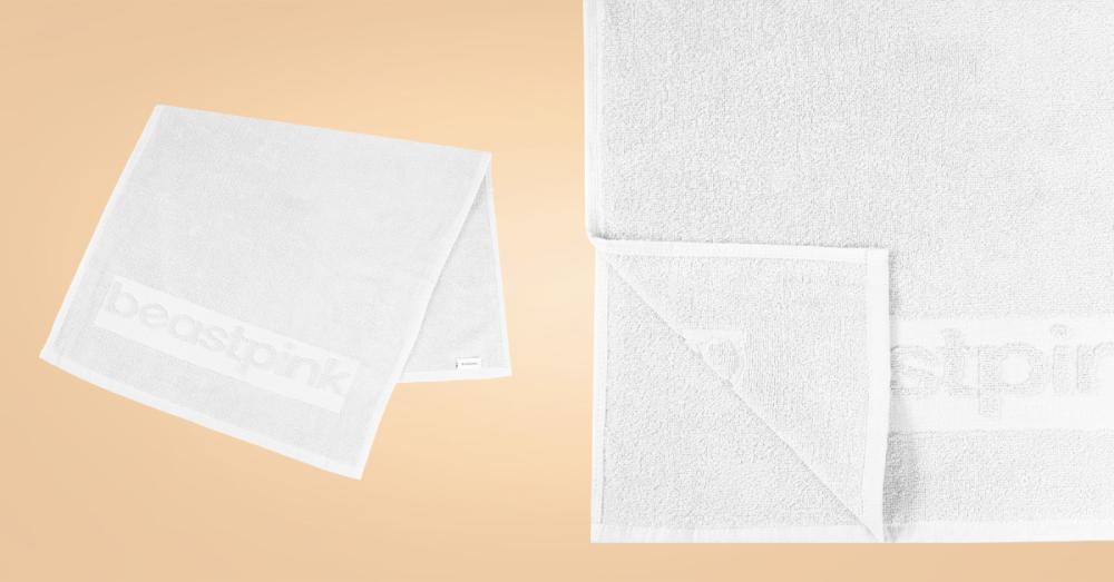Mini Fitnessstudio-Handtuch in White - BeastPink