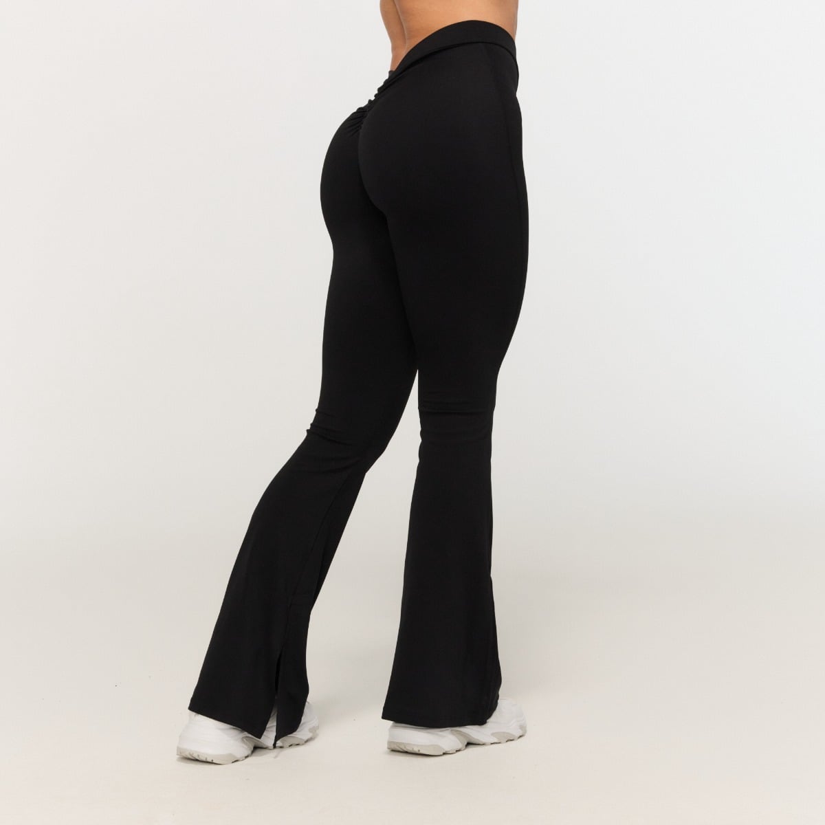 Fierce V-Back Leggings für Frauen in Black - GymBeam