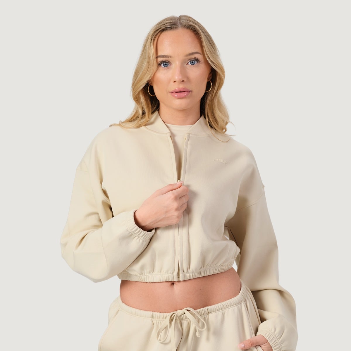 NEO Zip-Up Sweatshirt für Frauen in Almond - GymBeam