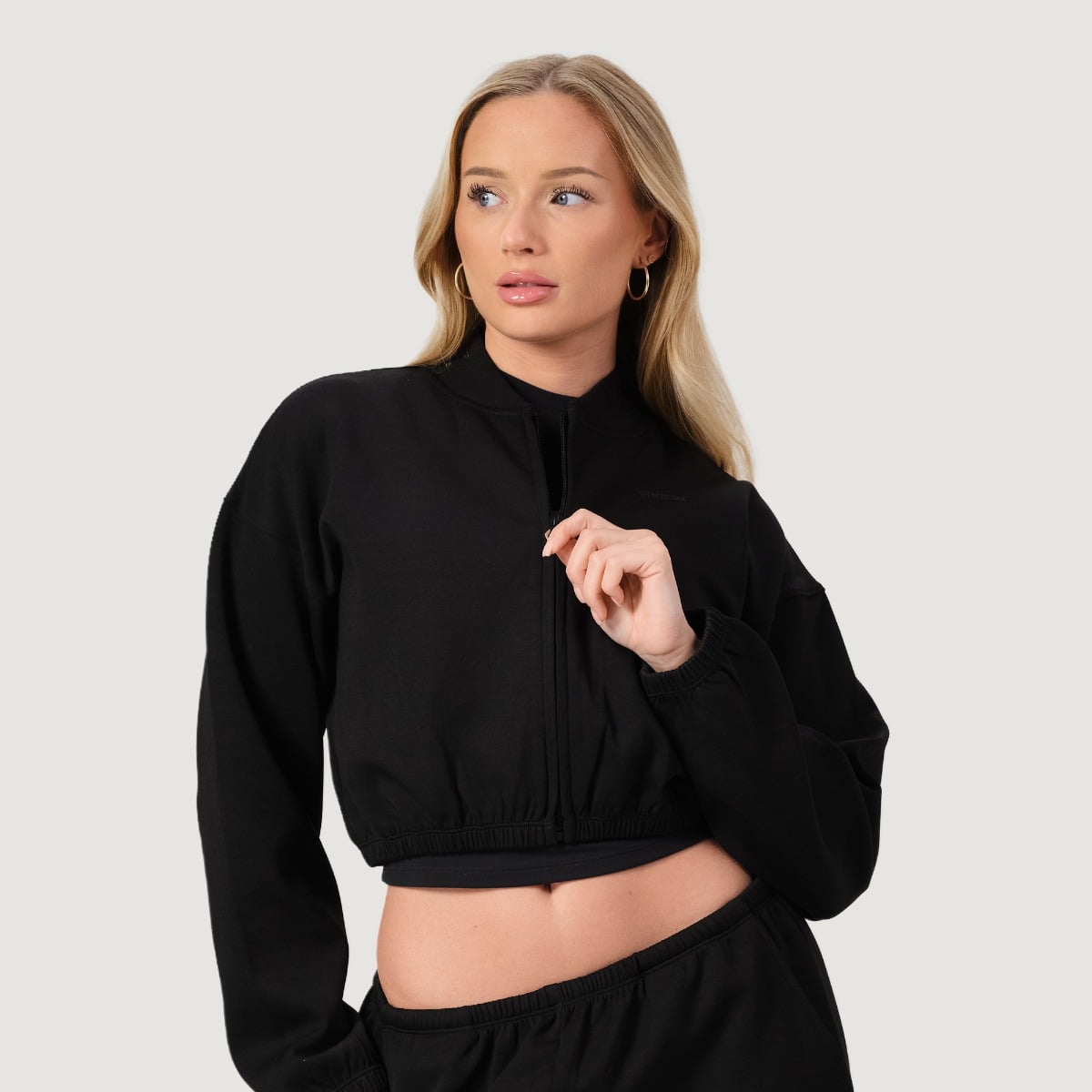 NEO Zip-Up Sweatshirt für Frauen in Black - GymBeam