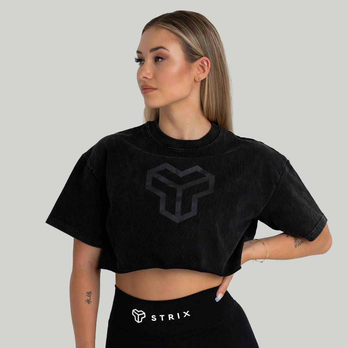 CropTop für Frauen in Washed Black - STRIX