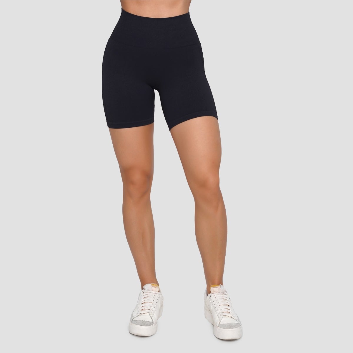 LIFT Nahtlose Shorts für Frauen in Black - GymBeam