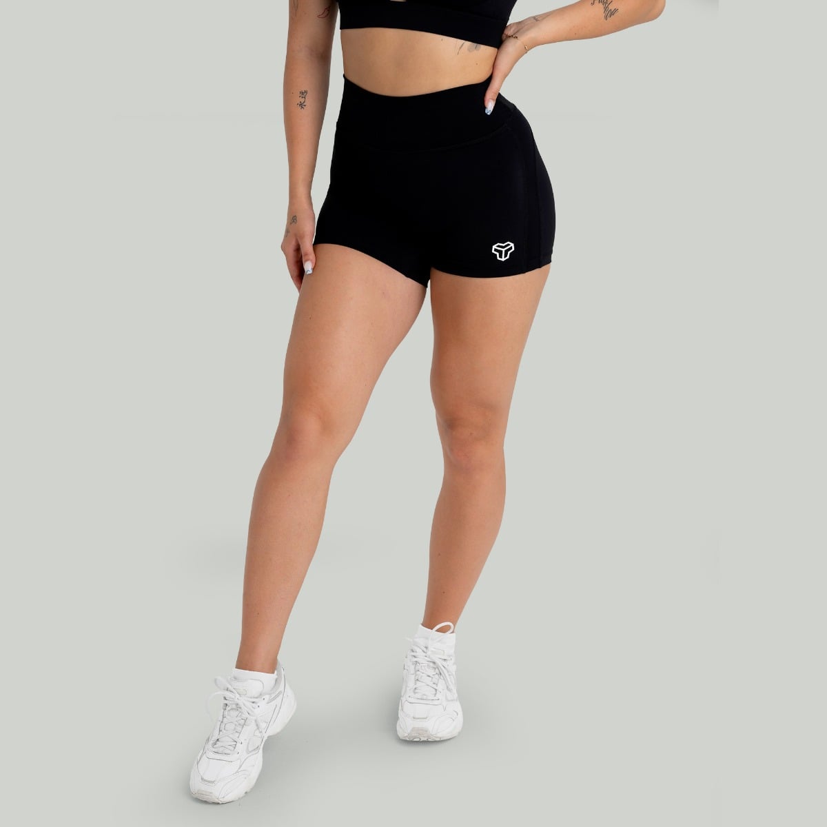 Shorts für Frauen in Black - STRIX