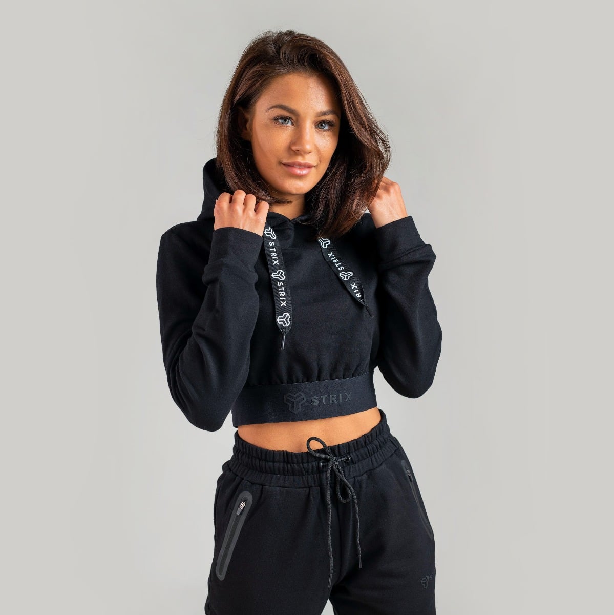Essential Cropped Hoodie für Frauen in Black - STRIX