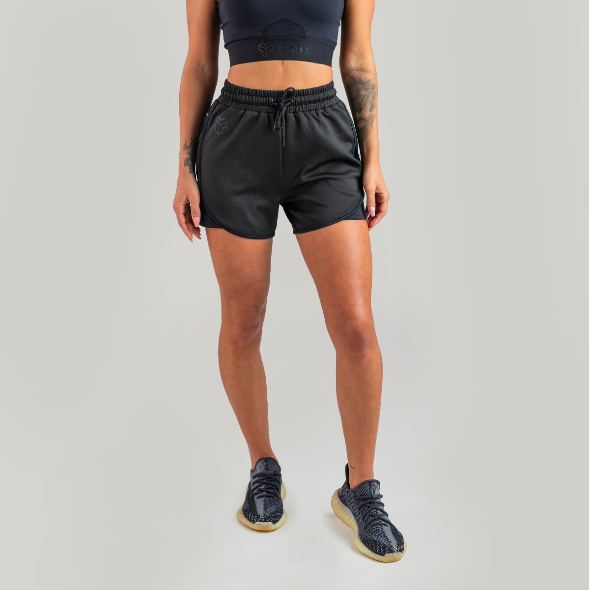 Damen Essential Shorts Black - STRIX